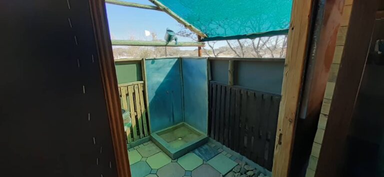 Spitzkoppe accommodation – green-tiled shower and toilet area