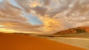 Wolwedans – red dune and mountain landscape