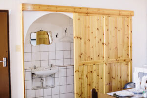 White House Guest Farm – chalet bathroom with sliding wooden door