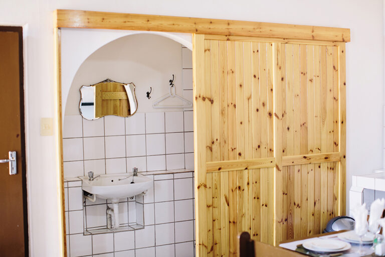 White House Guest Farm – chalet bathroom with sliding wooden door