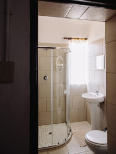 Die Withuis Guest Farm – compact en-suite shower room