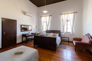 White House Guest Farm – spacious family room with wooden floors