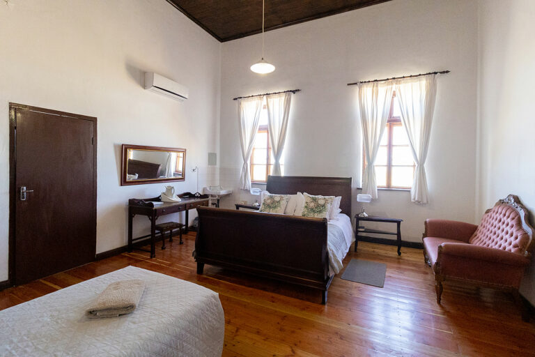 White House Guest Farm – spacious family room with wooden floors