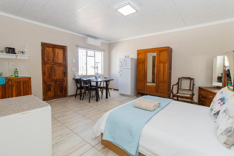Die Withuis Guest Farm – family chalet with kitchenette and dining table