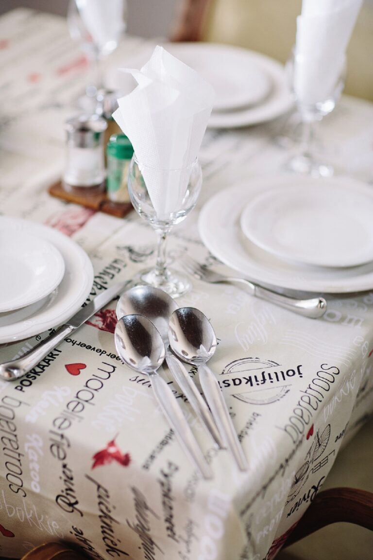 Die Withuis Guest Farm – place setting with guest-farm details