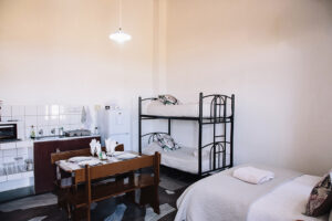 Die Withuis Guest Farm – open-plan chalet with beds and kitchenette