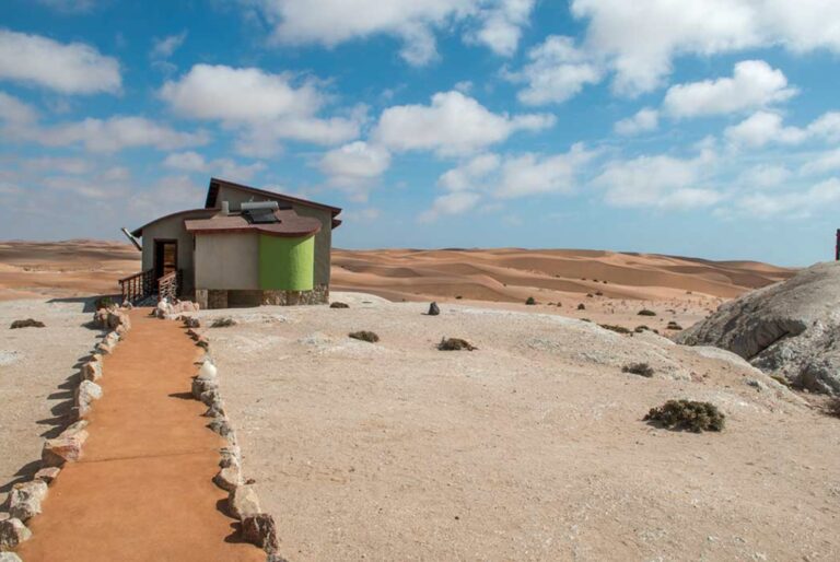 Desert Breeze accommodation – bungalow walkway