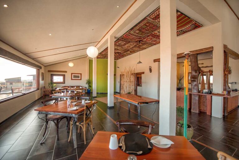 Desert Breeze accommodation – bright breakfast room