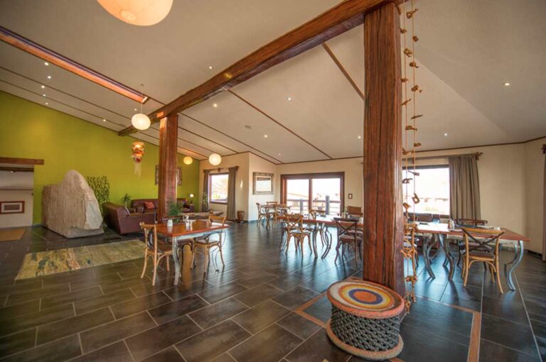Desert Breeze accommodation – open-plan dining room