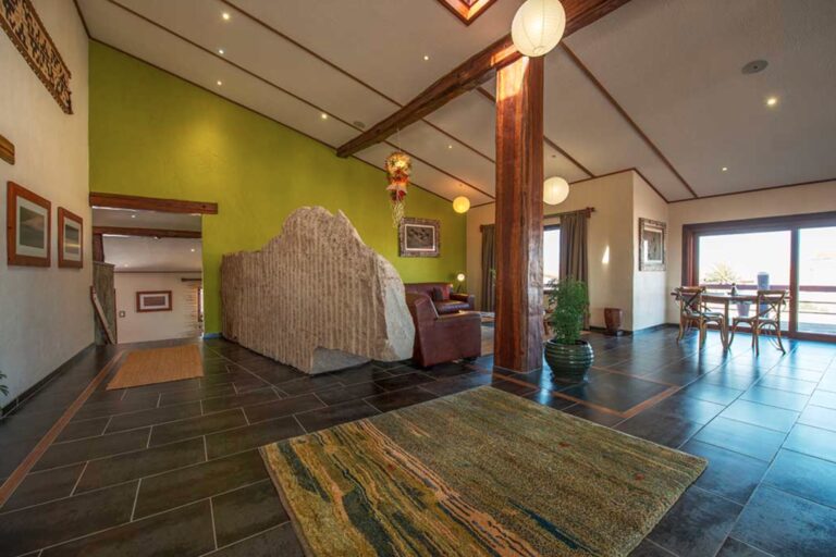 Desert Breeze accommodation – lounge and breakfast room