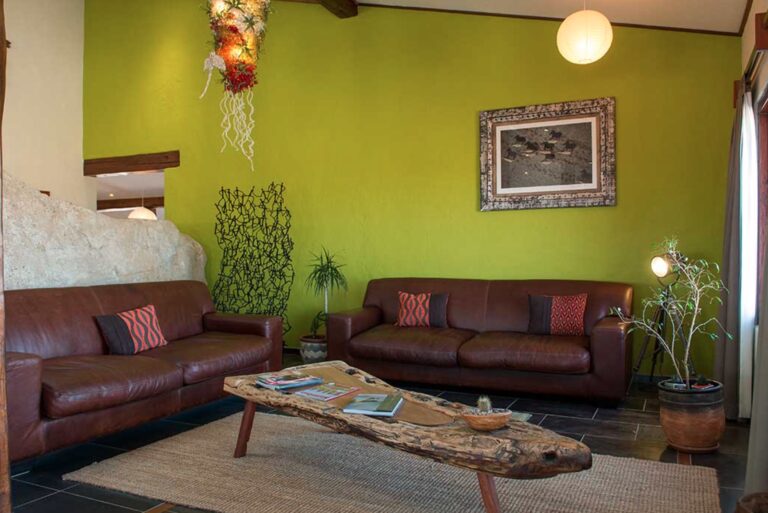Desert Breeze accommodation – green guest lounge
