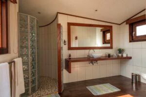 Desert Breeze accommodation – en-suite shower