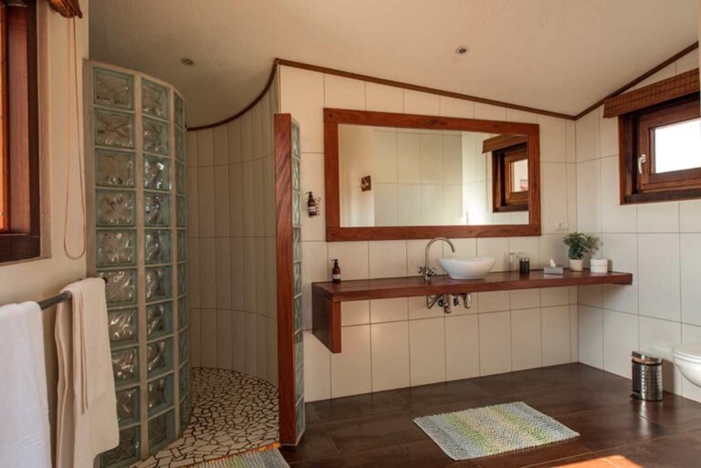 Desert Breeze accommodation – en-suite shower