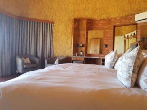 Desert Hills Lodge – chalet bedroom