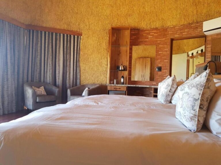 Desert Hills Lodge – chalet bedroom