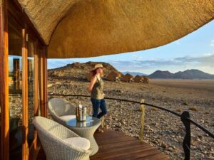 Desert Hills Lodge – desert-view terrace