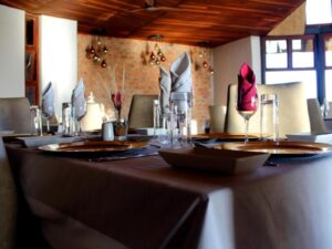 Desert Hills Lodge – set dining table