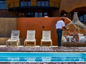 Desert Hills Lodge – poolside seating