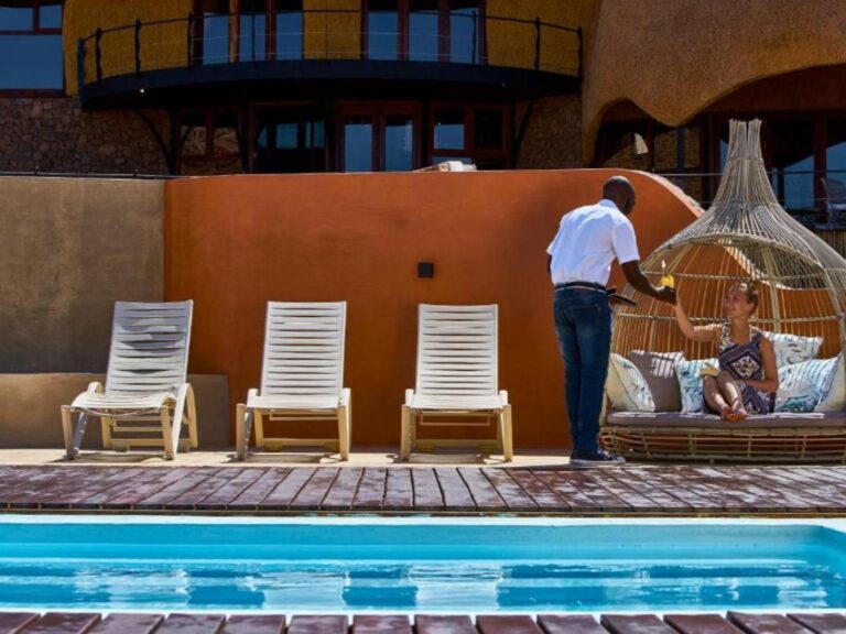 Desert Hills Lodge – poolside seating