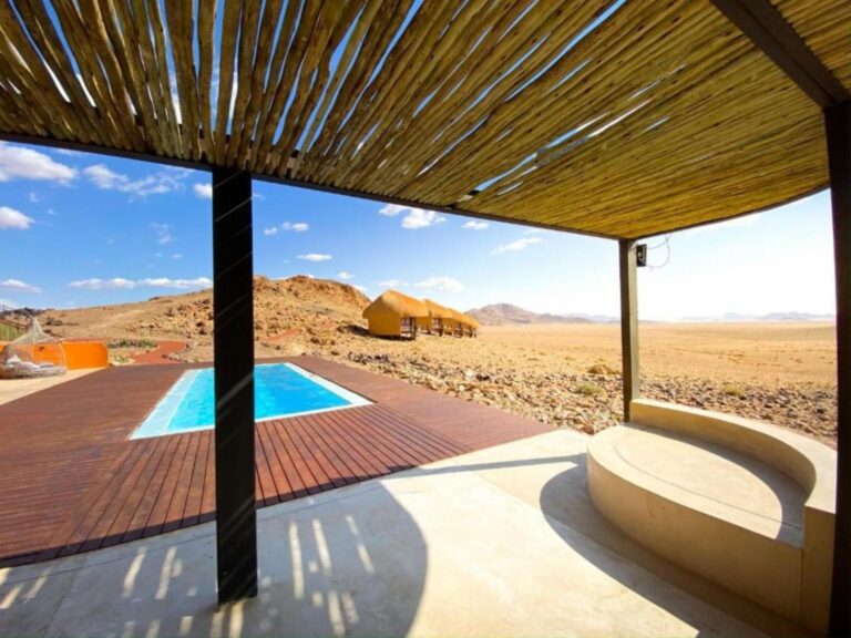 Desert Hills Lodge – shaded pool terrace