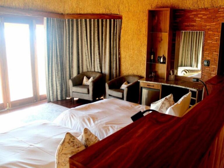 Desert Hills Lodge – desert-view bedroom