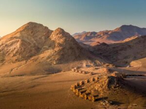 Desert Hills Lodge – surrounding rocky hills