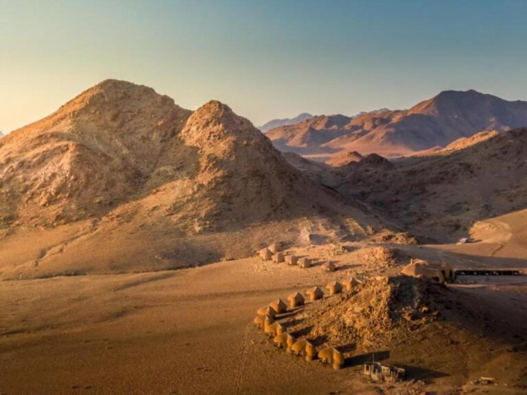 Desert Hills Lodge – surrounding rocky hills