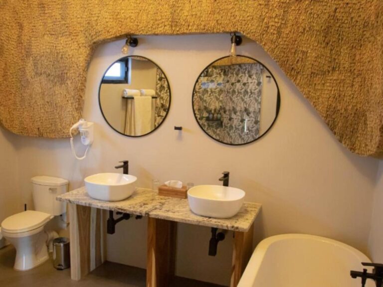 Desert Hills Lodge – en-suite bathroom