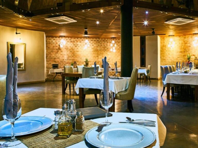 Desert Hills Lodge – prepared restaurant tables