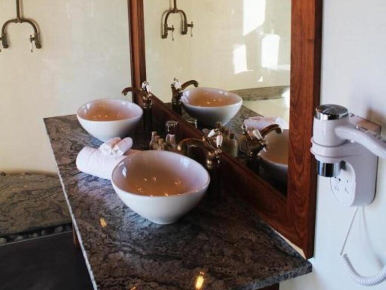 Desert Hills Lodge – double-basin bathroom