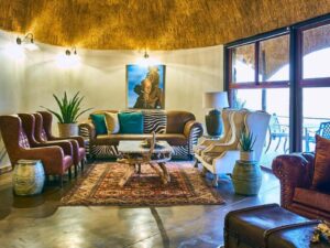 Desert Hills Lodge – colourful lounge