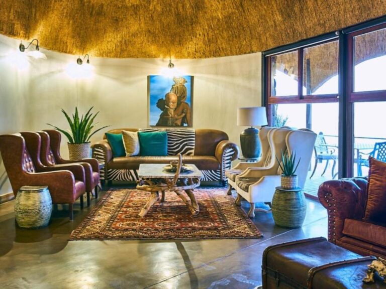 Desert Hills Lodge – colourful lounge
