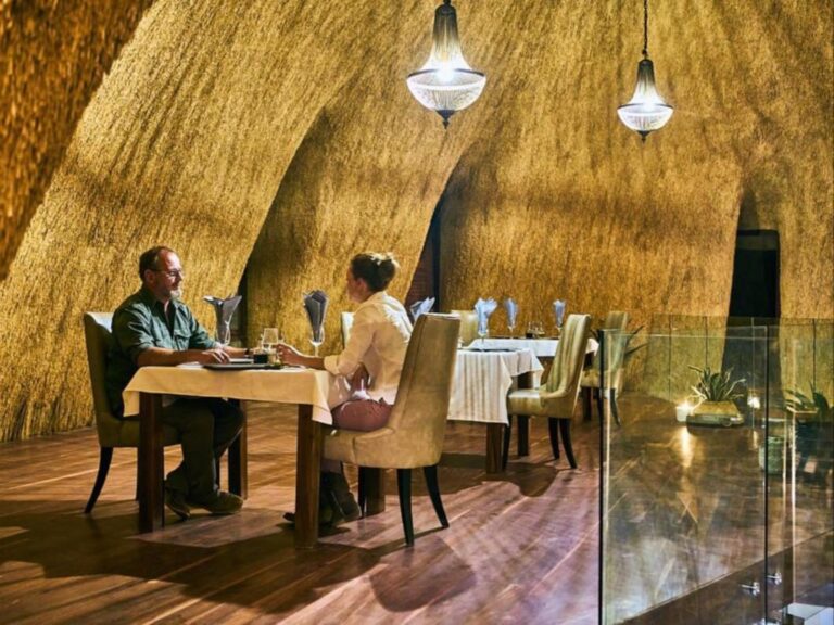 Desert Hills Lodge – couple dining
