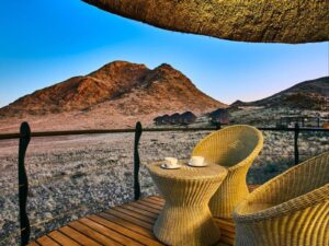 Desert Hills Lodge – mountain-view terrace