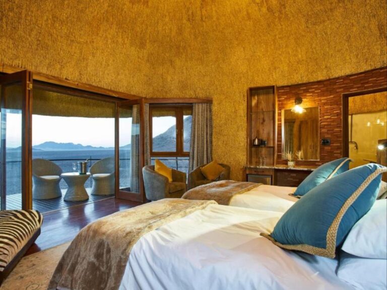 Desert Hills Lodge – bedroom and terrace