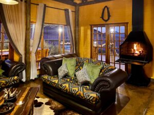 Desert Homestead Lodge – fireside lounge