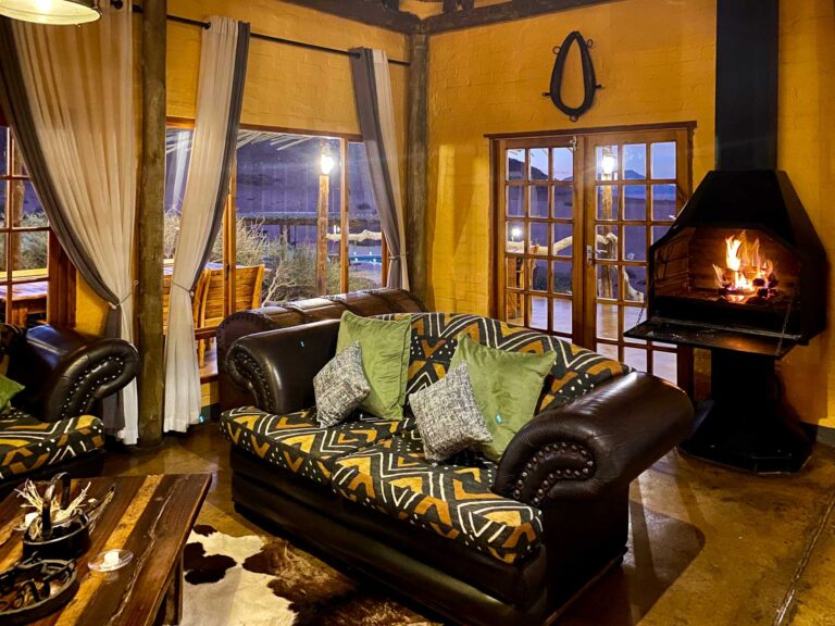 Desert Homestead Lodge – fireside lounge