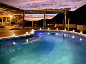 Desert Homestead Lodge – pool at night