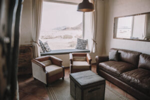 Desert Homestead Lodge – desert-view lounge