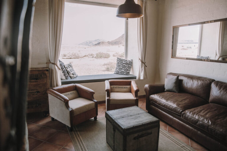 Desert Homestead Lodge – desert-view lounge
