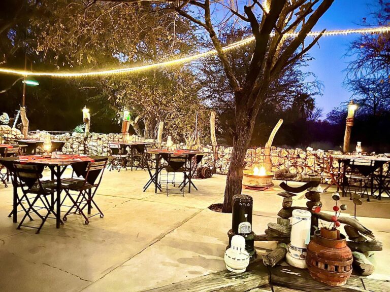 Roy's Rest Camp – outdoor dinner tables