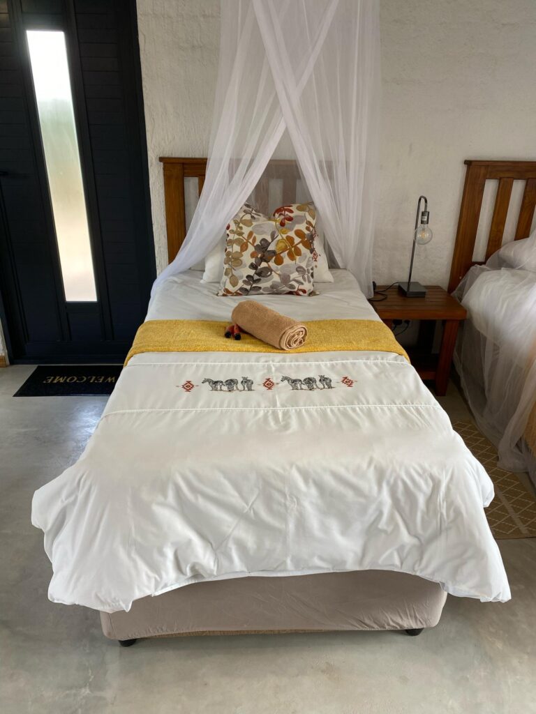 Roy's Rest Camp – single guest bed