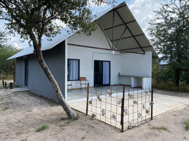 Roy's Rest Camp – modern room exterior