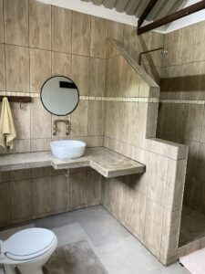 Roy's Rest Camp – en-suite washbasin
