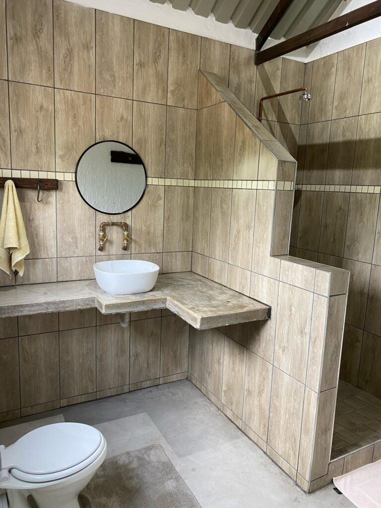 Roy's Rest Camp – en-suite washbasin