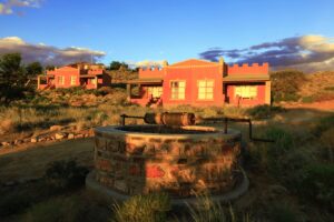 Sunset view of Desert Horse Inn near Aus