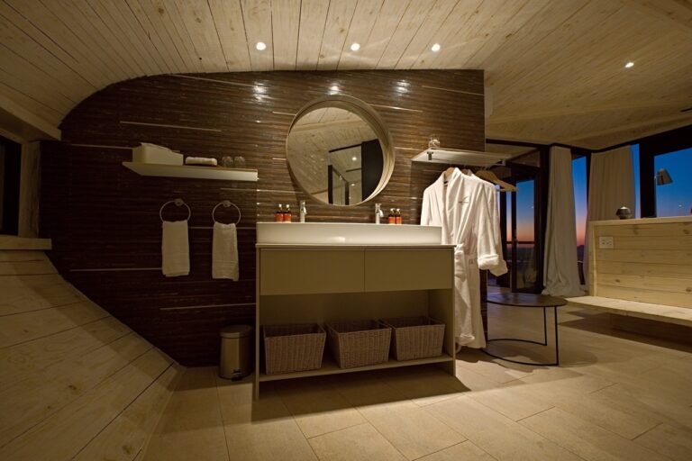 Spacious en-suite bathroom at Desert Whisper