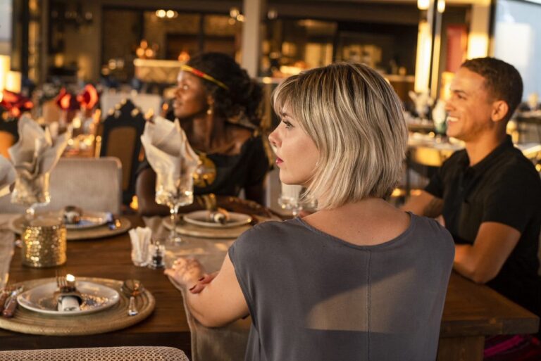 Guests dining in the Etosha King Nehale restaurant