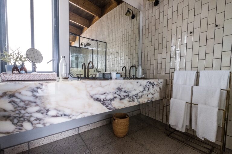 En-suite bathroom and towels at The Desert Grace