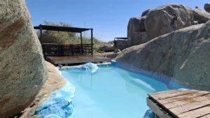 Hoada splash pool between granite boulders